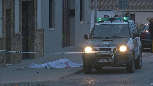 El cadáver de la mujer yace en la acera de su casa