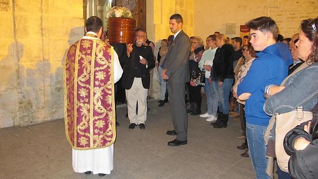 El féretro con los restos de la víctima sale del templo