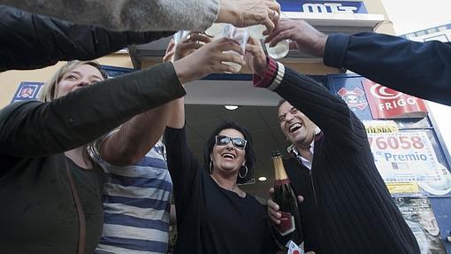 Agraciados celebran un premio