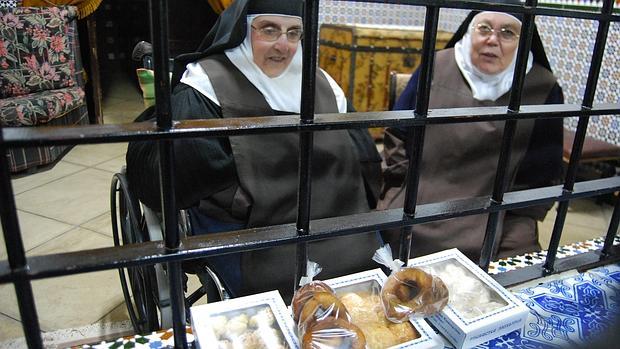 Dos madres carmelitas de Utrera juntos a los dulces que elaboran