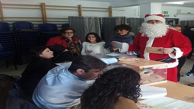 Papá Noel en el momento de echar su voto en la urna