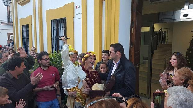 Manuel Díaz «El Cordobés» recoge las cartas a los Reyes Magos en Guillena