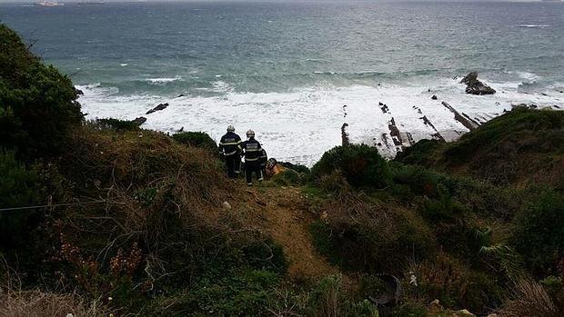 Rescatado tras caer con su vehículo 20 metros junto al faro de Punta Carnero