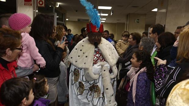 Sus Majestades de Oriente visitan a los niños de Cádiz