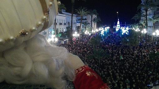 La lluvia no impide que la magia de la Cabalgata recorra las calles de Cádiz