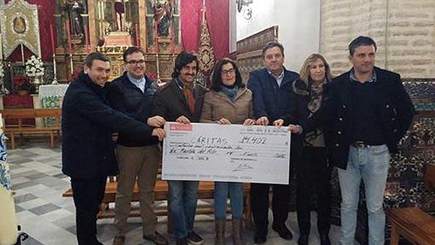 Un momento de la entrega del cheque a Cáritas