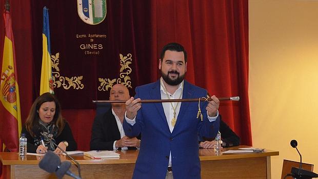 Romualdo Garrido (PSOE) fue elegido ayer nuevo alcalde de Gines en sustitución de Manuel Camino