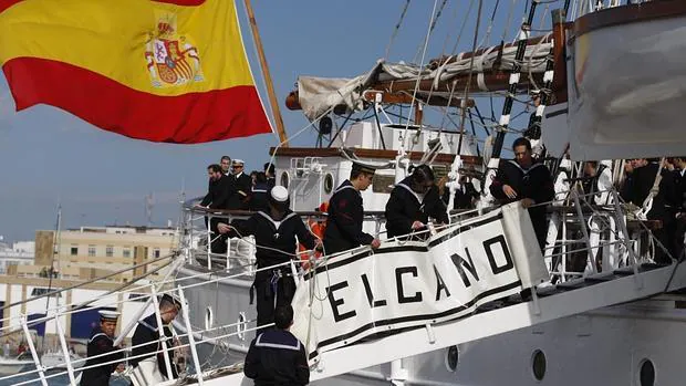 El buque Elcano en el Muelle Ciudad, en el puerto de Cádiz