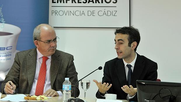 Sánchez Rojas y el juez De Lara durante el desayuno en la sede de la patronal gaditana