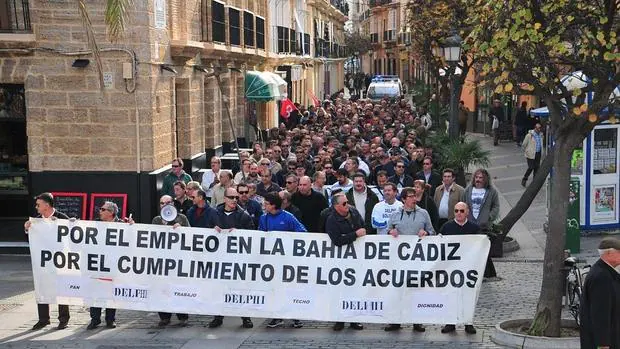 El colectivo exdelphi ha protagonizado una manifestación que salió del edificio de los sindicatos, en la Avenida, y concluyó en San Antonio