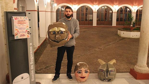 Iván Solís Perejón junto a algunos diseños de cabezas