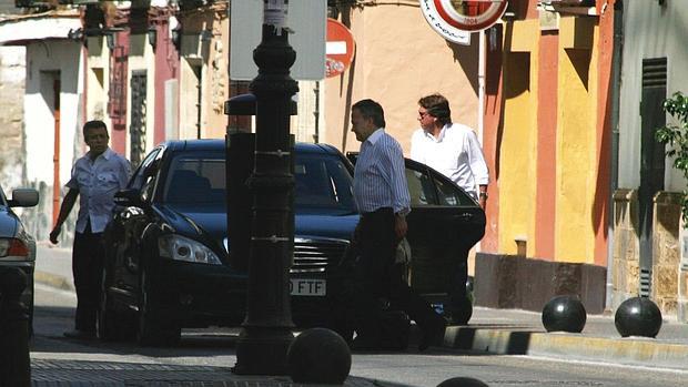 El Turronero (izquierda) y Pacheco, a la salida de un restaurante en una foto tomada en 2009.