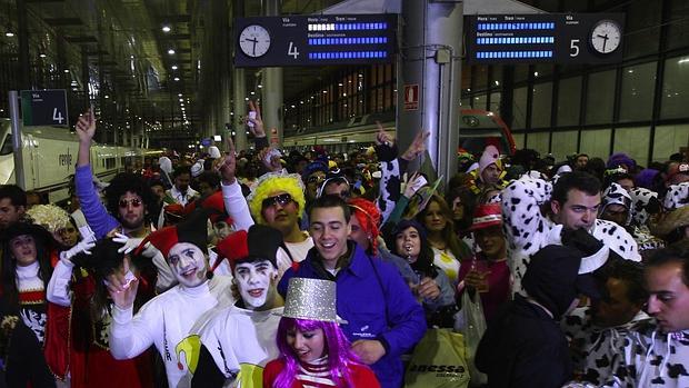Llegada de turistas a la estación de trenes de Cádiz para disfrutar dell Carnaval