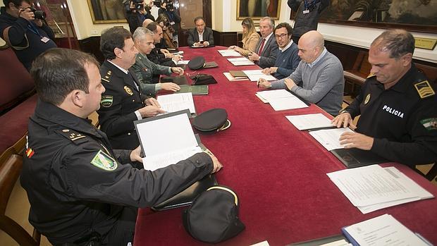 Reunión de la Comisión de Seguridad para el Carnaval, presidida por el alcalde de Cádiz