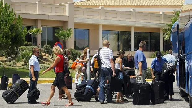 Llegada de decenas de turistas al Hotel Novo Sancti Petri