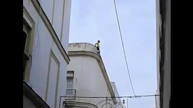 Un policía evita un suicidio in extremis en Cádiz