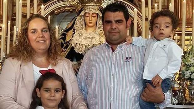 El pequeño Manuel, junto a sus padres y a su hermana Sara ante la imagen de la patrona