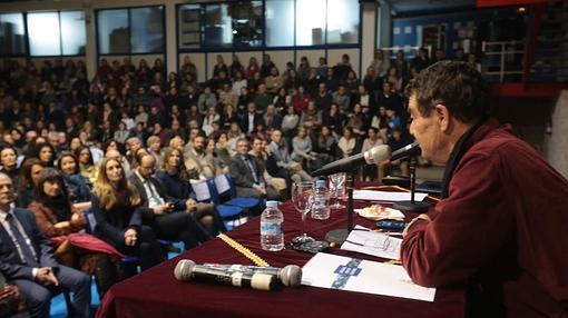 Emilio Calatayud: «¿Cómo haces ahora para que el niño no meta los dedos en el enchufe?»