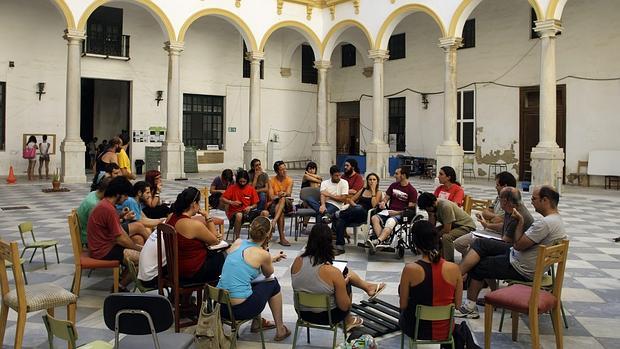 Imagen de una asamblea en el interior del inmueble.