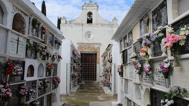 La zona próxima a la capilla ha sido vallada, impidiendo el acceso a numerosos nichos