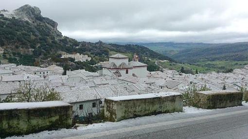 Imagen de los tejados blancos en Grazalema