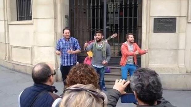 El Carnaval de Cádiz aún resuena en Sevilla