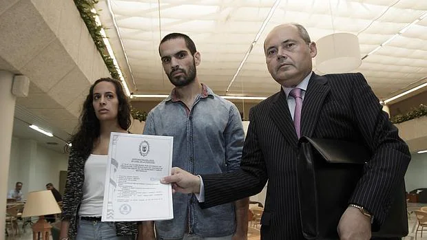 El abogado Luis Romero junto a los dos hermanos de Adrián, Pilar y Antonio, en una foto de archivo. :