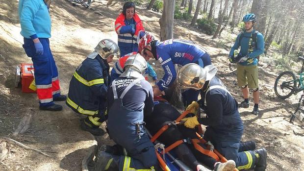 Bomberos trasladan a un ciclista accidentado en la Sierra de San Cristóbal