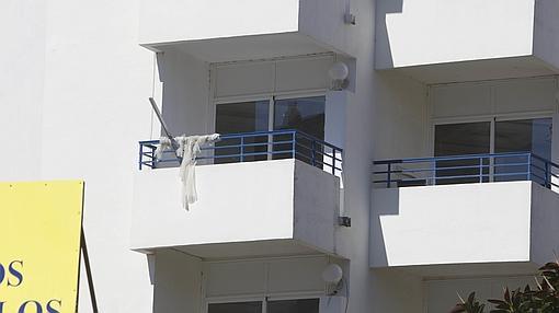 En un balcón del hotel aún hay herramientas de la obra