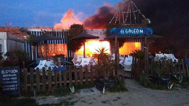 El fuego calcina el chiringuito &#039;El Galeón&#039; de Zahara de los Atunes