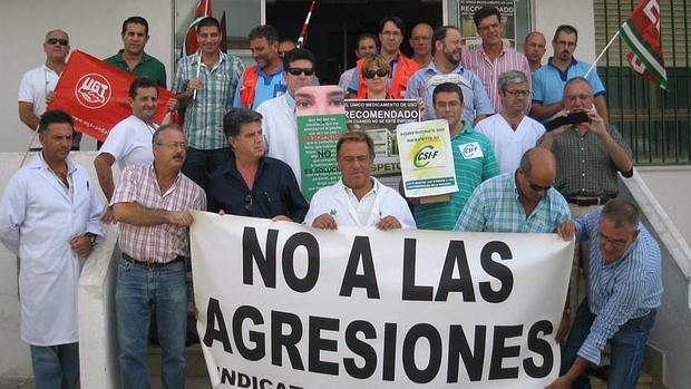 Personal sanitario protestando a las puertas del Centro de Salud donde se agredió a un médico en Arcos