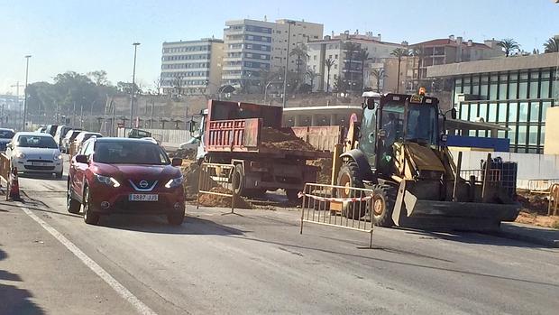 Las obras en la glorieta del segundo puente sorprenden a los conductores