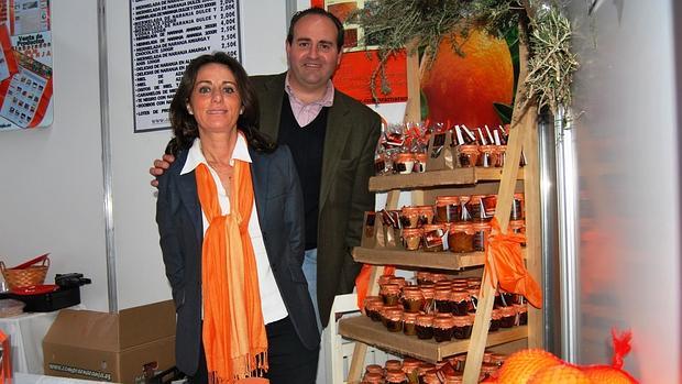 Auxi Rodríguez y Juan Manuel Fidalgo, con varios de sus productos