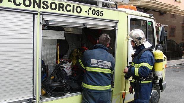 Rescatados los conductores de dos vehículos tras un coche frontal  en la A-405