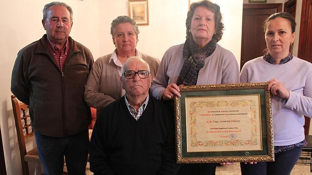 Cayo Fernández, junto a sus hijas y su yerno, con el diploma de hijo predilecto