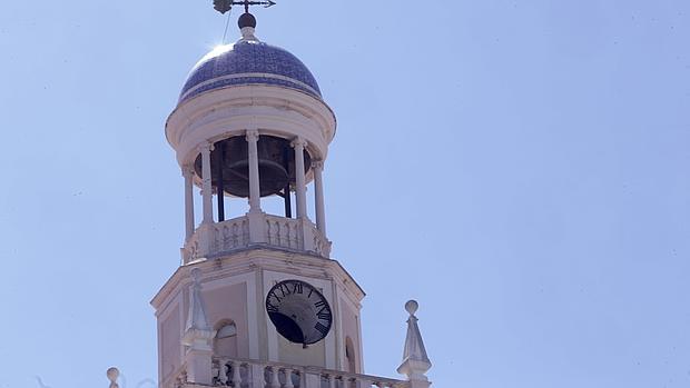 Aspecto del reloj principal de la fachada del Ayuntamiento.