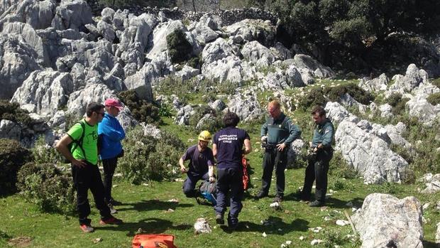 Bomberos de Ubrique rescatan y trasladan a un excursionista enfermo