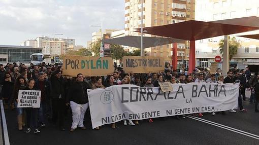 Protesta de los vecinos que viven en la Corrala de la Bahía de Cádiz