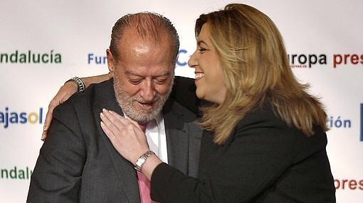 Rodríguez Villalobos recibiendo el saludo de la presidenta andaluza Susana Díaz