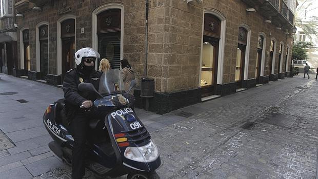 La Policía siguió ayer trabajando por la zona para lograr pruebas y testimonios sobre los atracadores