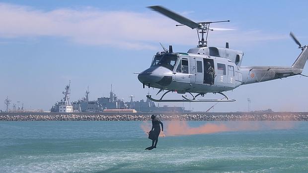 La Armada concluye un ejercicio de desactivado de explosivos en Cádiz