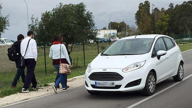 Un grupo de alumnos camina por el arcén