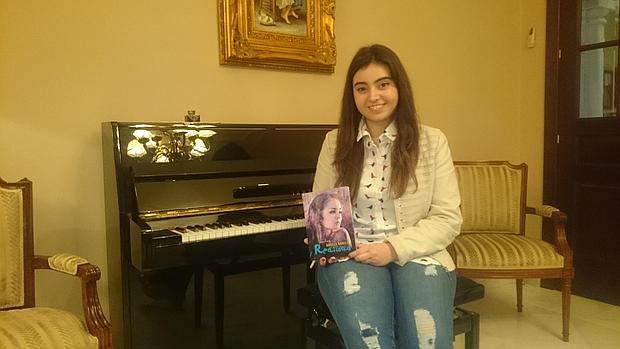 Ángela Bonilla, junto a su piano, quiere estudiar Criminología