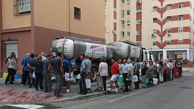 Vecinos de Loreto hacen cola para conseguir agua en 2014