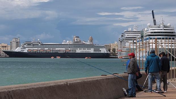 Tres cruceros en el puerto de Cádiz, este miércoles