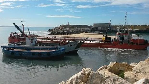 La Junta inicia el dragado de conservación del puerto de Conil