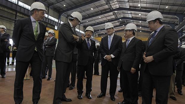 El presidente de navantia, José Manuel Revuelta, conversa con los representantes del astillero de Daewoo