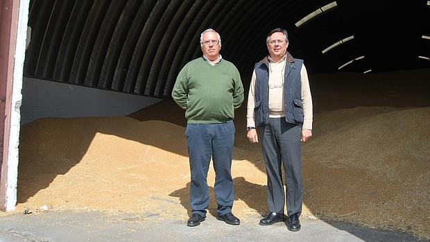 Antonio Gago, presidente de Agrícola Carmonense, junto a José Manuel Rodríguez, gerente