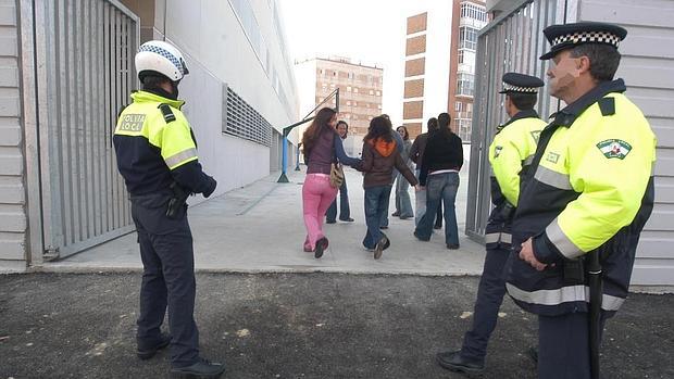 La Policía Local incrementa su presencia en los centros escolares