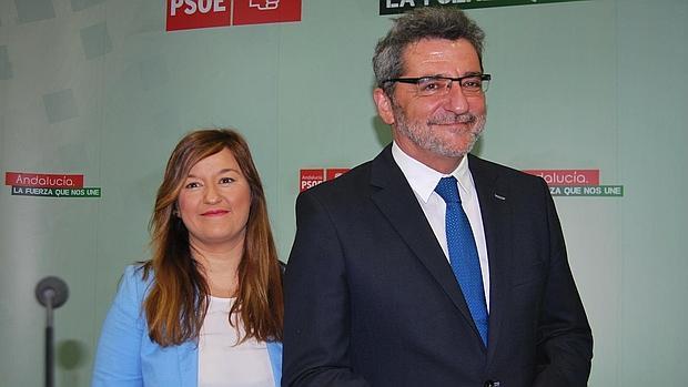 Gutiérrez Limones, tras anunciar su dimisión como alcalde de Alcalá de Guadaíra en compañía de la líder del PSOE de Sevilla, Verónica Pérez